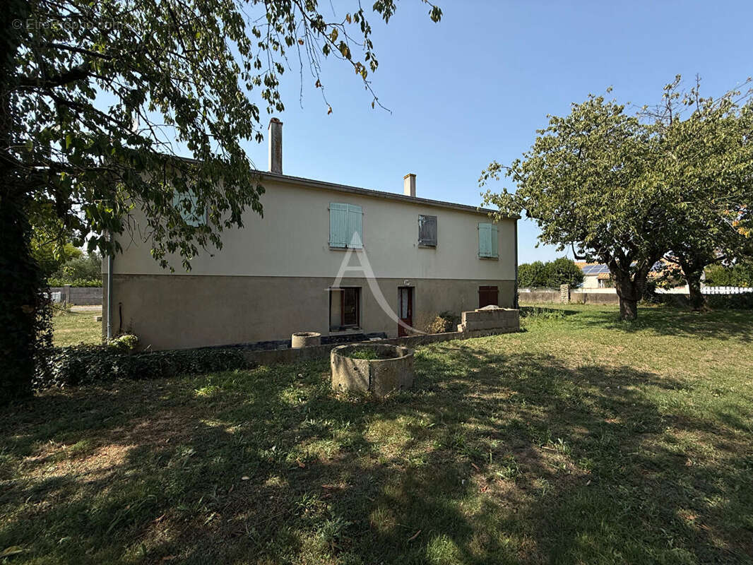 Maison à CHAMPAGNE-LES-MARAIS