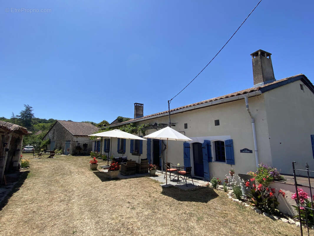 facade cd - Maison à CHENAUD