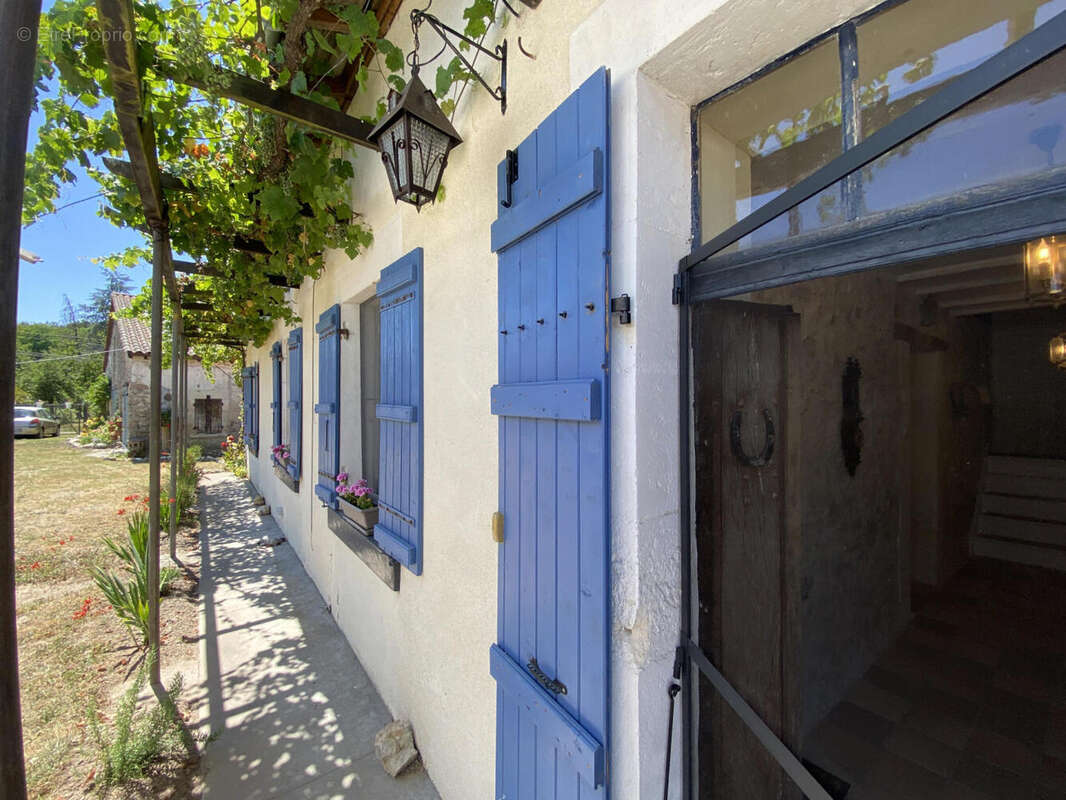 facade close - Maison à CHENAUD