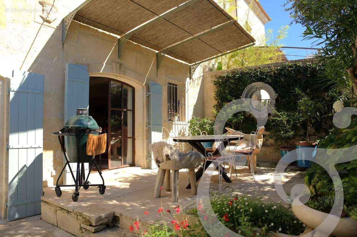 Maison à FONTVIEILLE