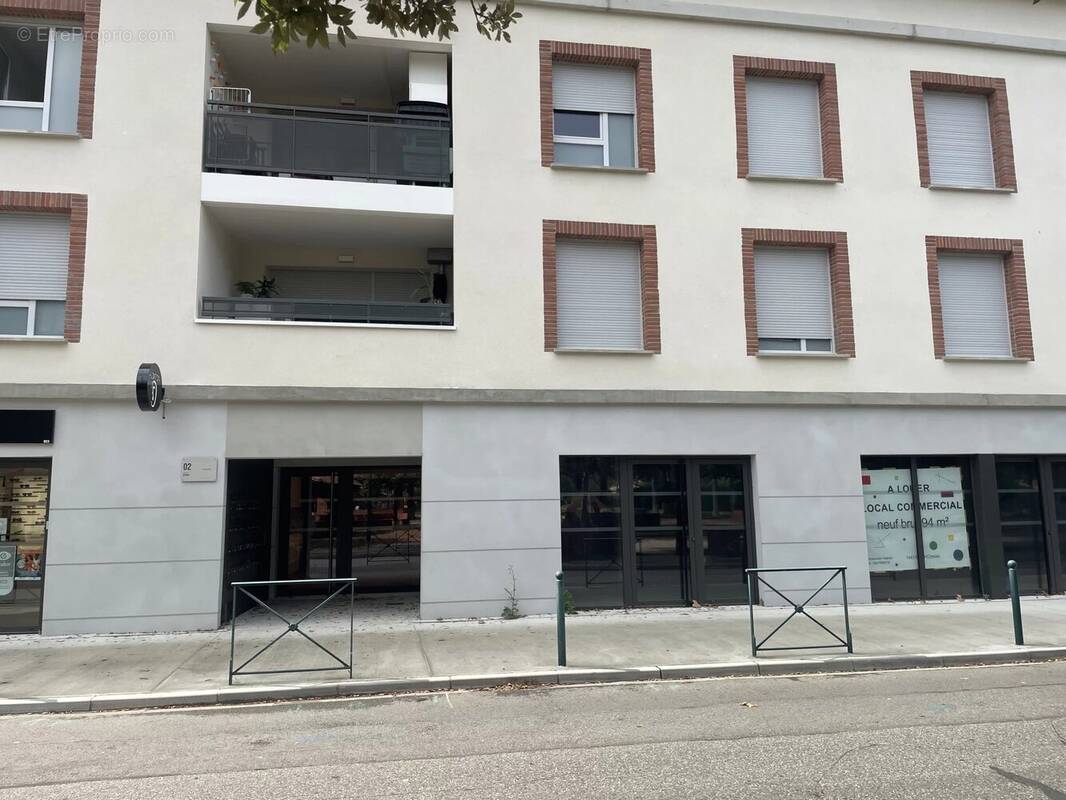 Commerce à PINS-JUSTARET