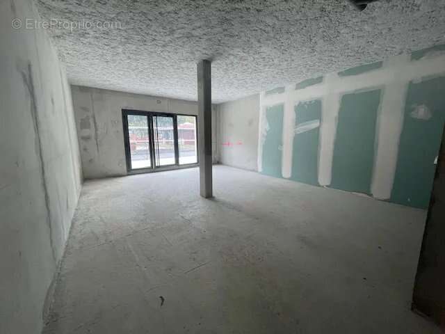 Commerce à PINS-JUSTARET