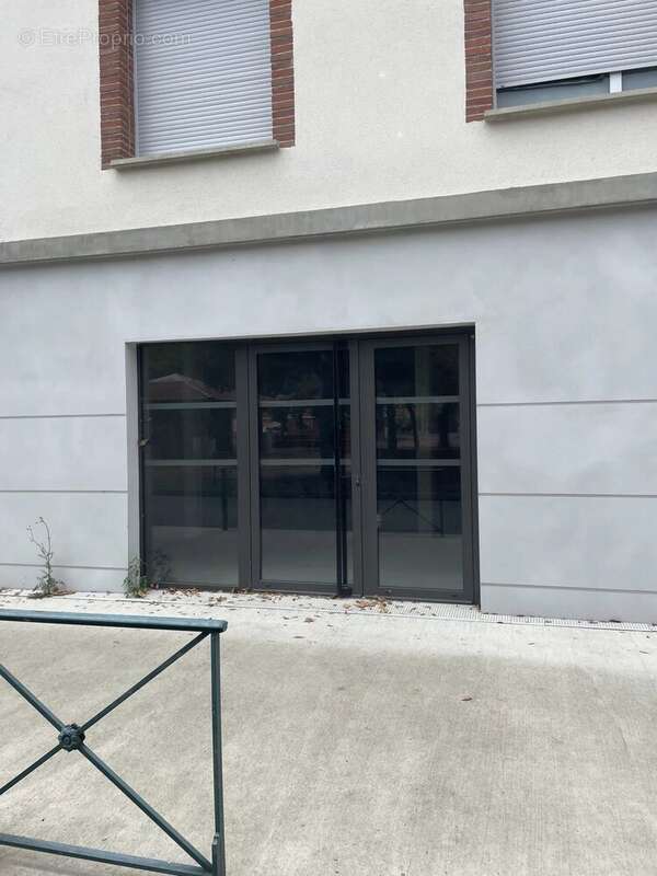 Commerce à PINS-JUSTARET