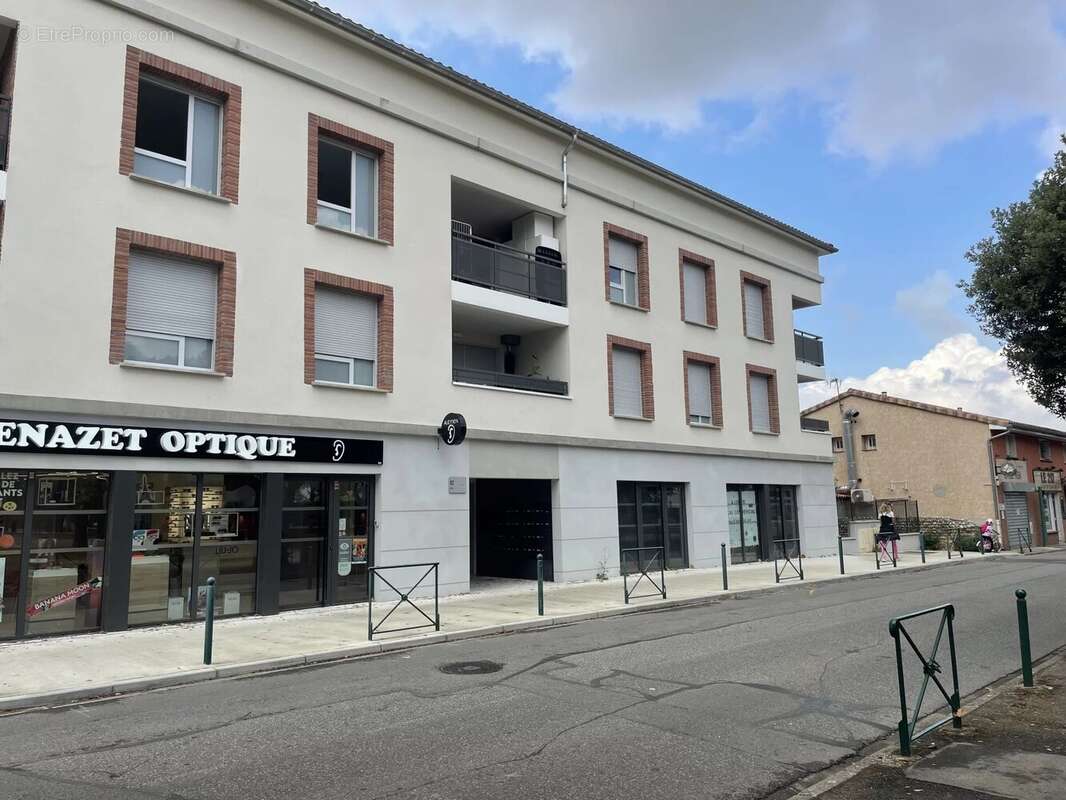 Commerce à PINS-JUSTARET