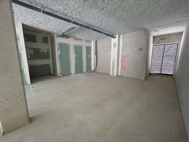 Commerce à PINS-JUSTARET