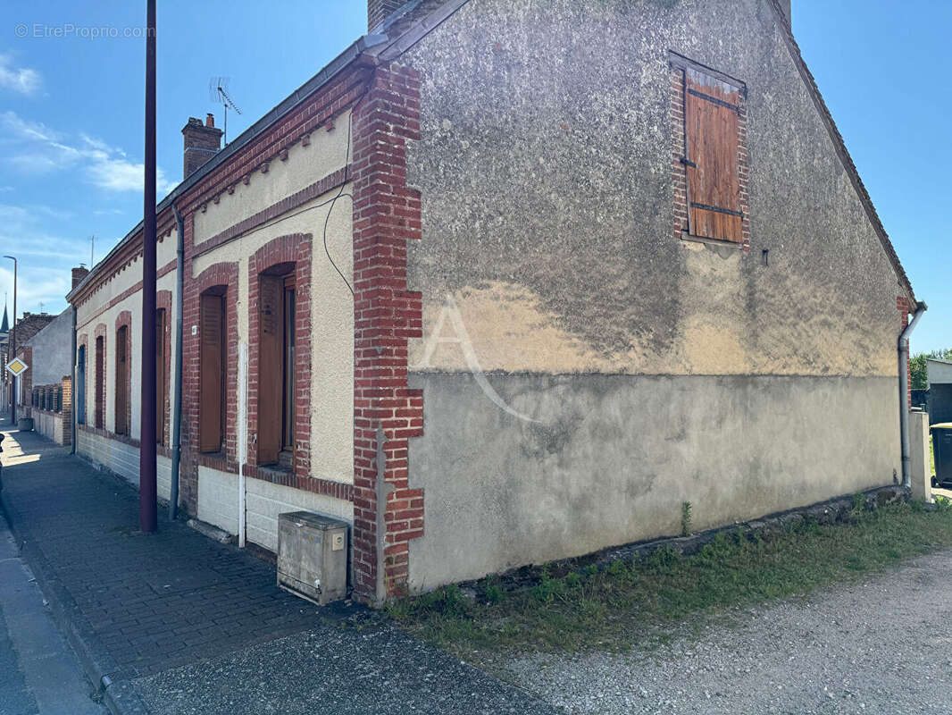 Maison à SELLES-SAINT-DENIS