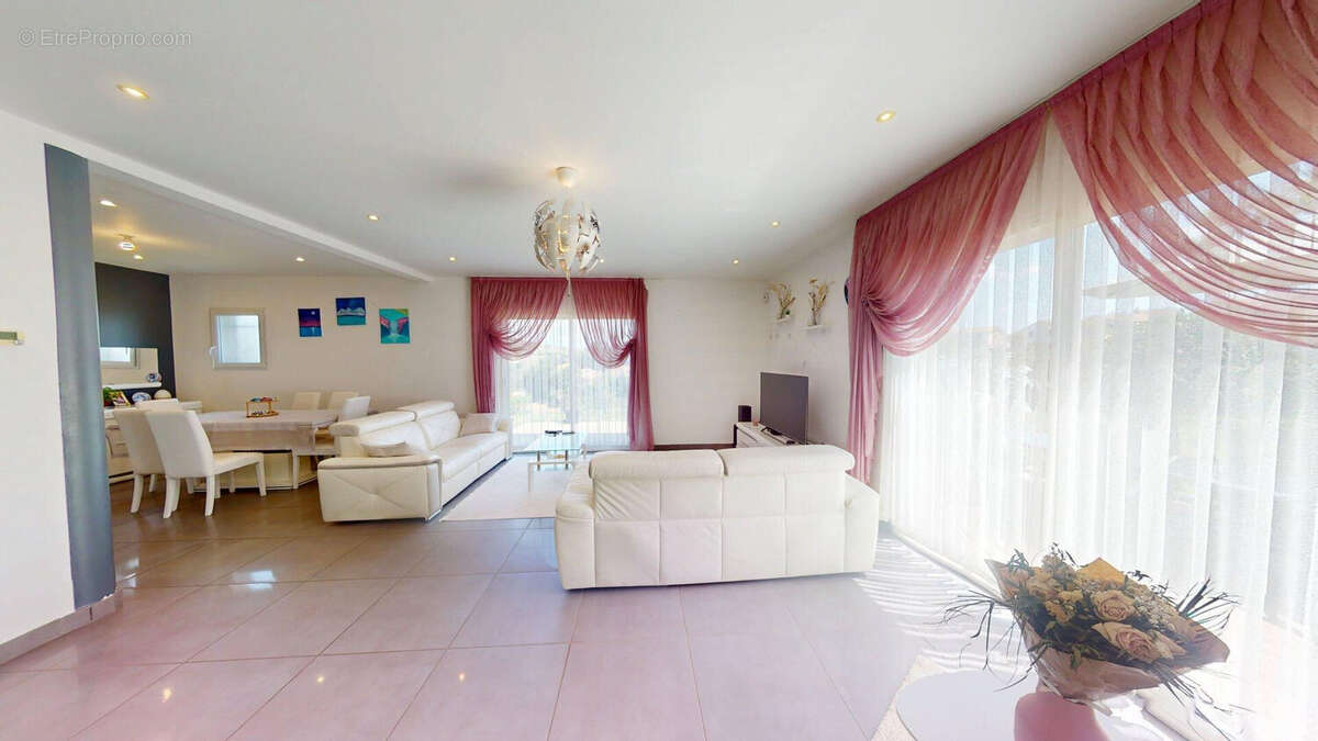 Maison à CHAZELLES-SUR-LYON