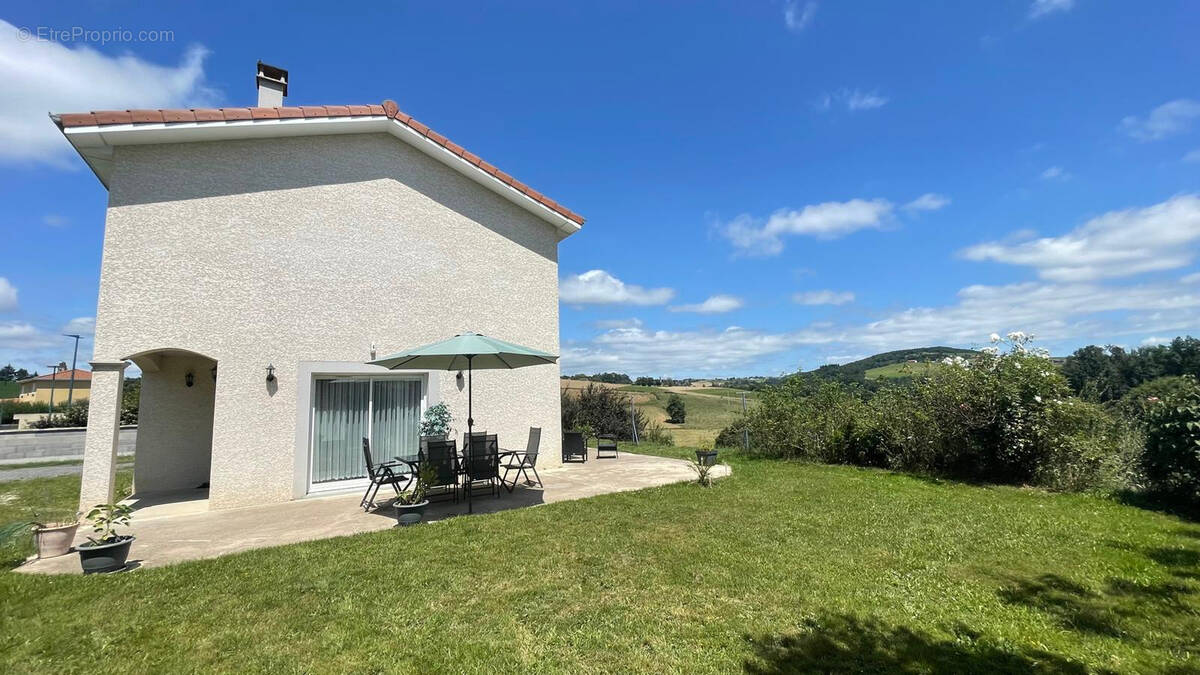 Maison à CHAZELLES-SUR-LYON