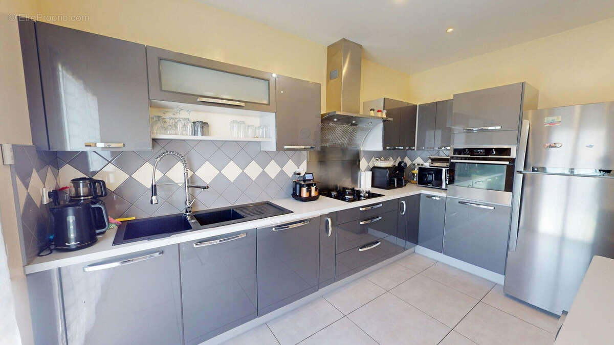 Maison à CHAZELLES-SUR-LYON