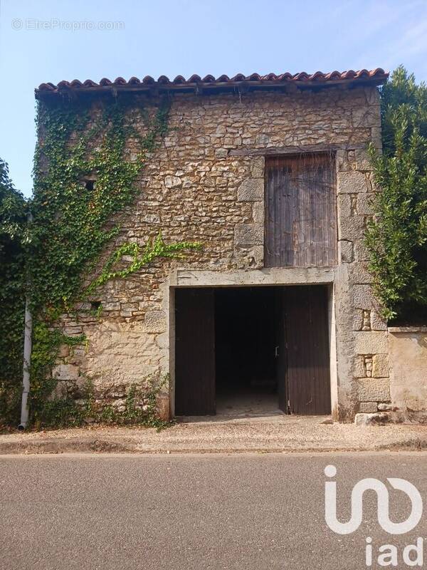 Photo 1 - Parking à SAINT-SECONDIN