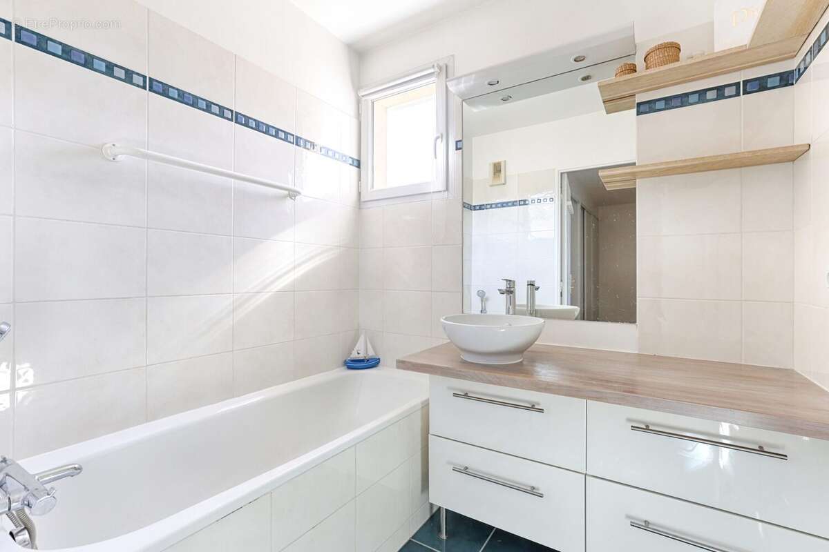 Appartement à LA GARENNE-COLOMBES