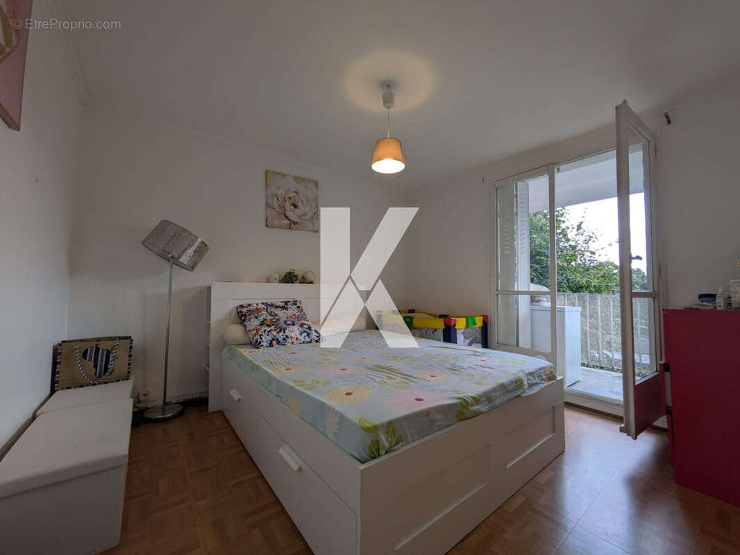 Chambre 1 - Appartement à SAINT-GRATIEN