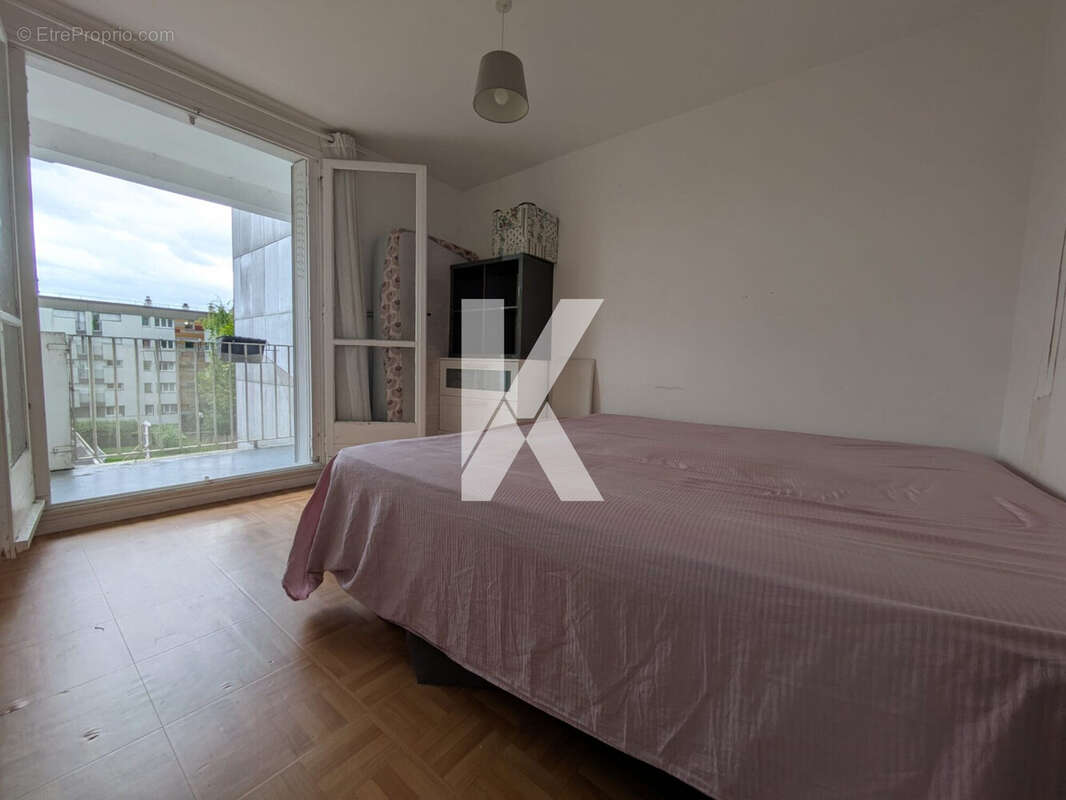 Chambre 2 - Appartement à SAINT-GRATIEN