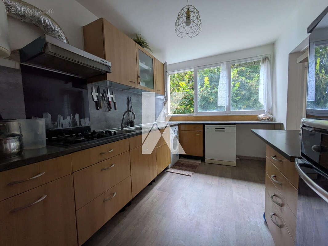 Cuisine séparée aménagée - Appartement à SAINT-GRATIEN