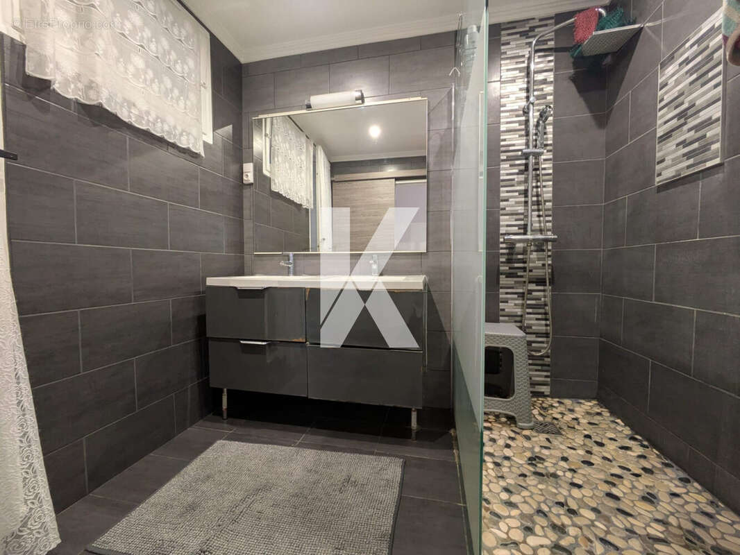 Salle d&amp;#039;eau - Appartement à SAINT-GRATIEN