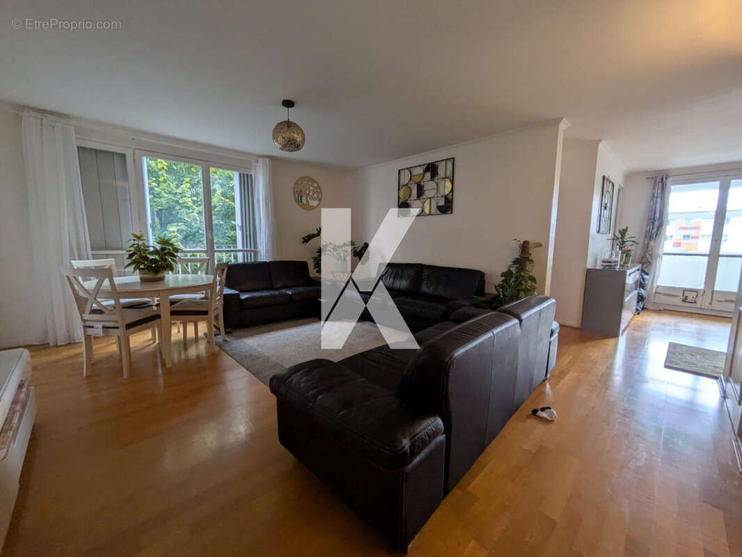 Séjour angle 2 - Appartement à SAINT-GRATIEN