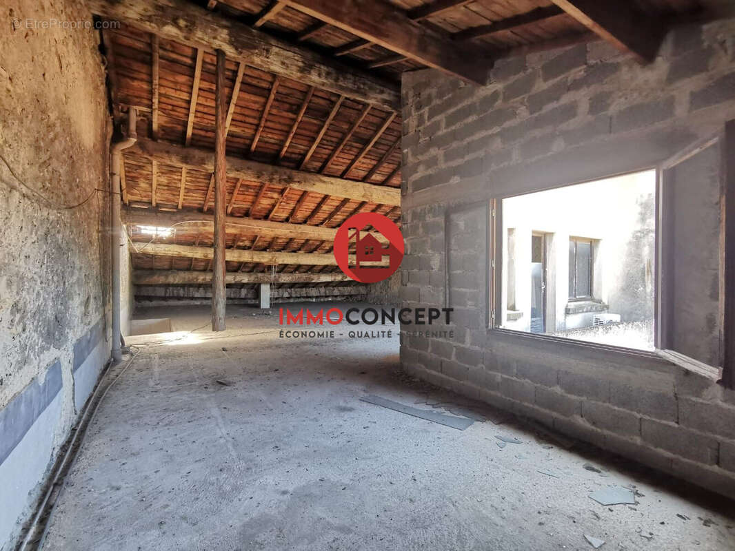 Appartement à BAGNOLS-SUR-CEZE