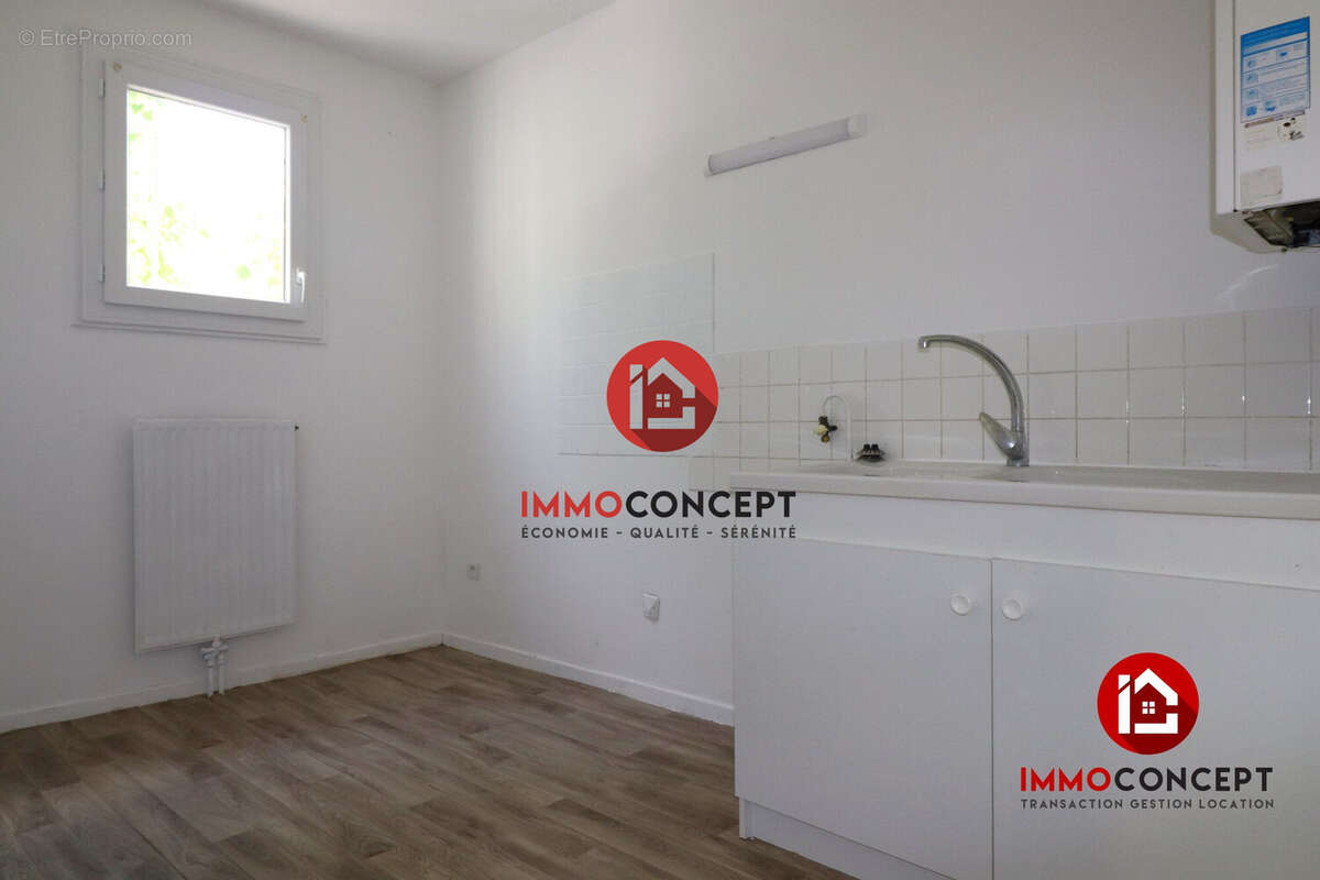 Cuisine - Appartement à BAGNOLS-SUR-CEZE