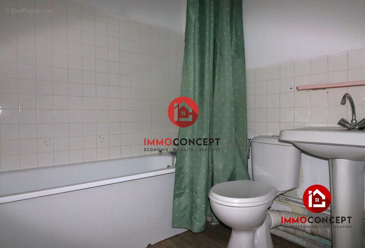 Salle de bain - WC - Appartement à BAGNOLS-SUR-CEZE