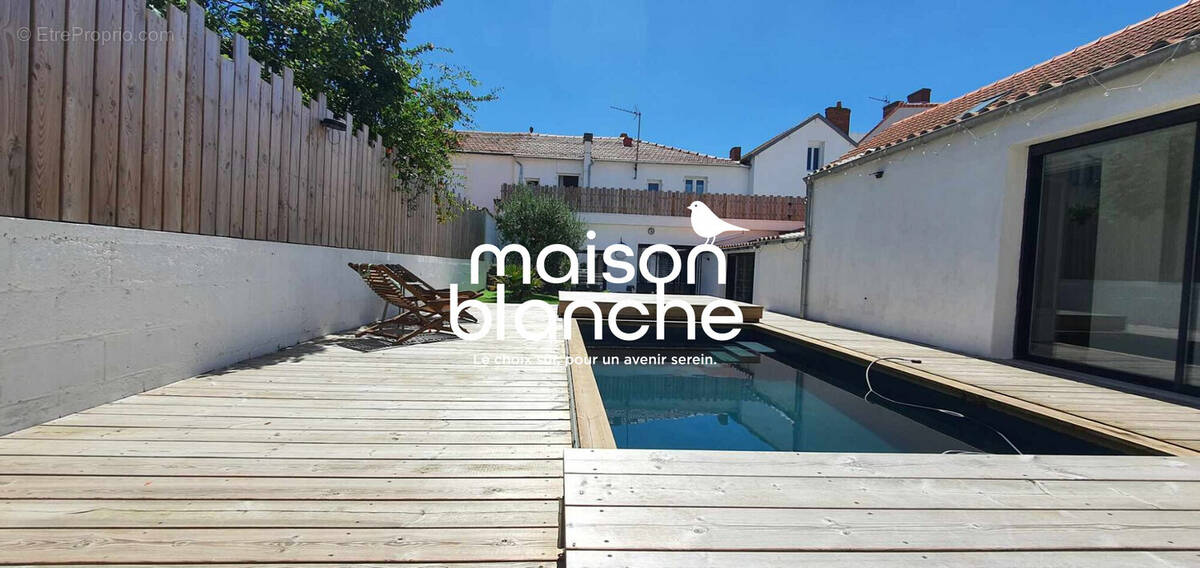 Piscine orientée sud 3 x 5m - Appartement à LA ROCHELLE