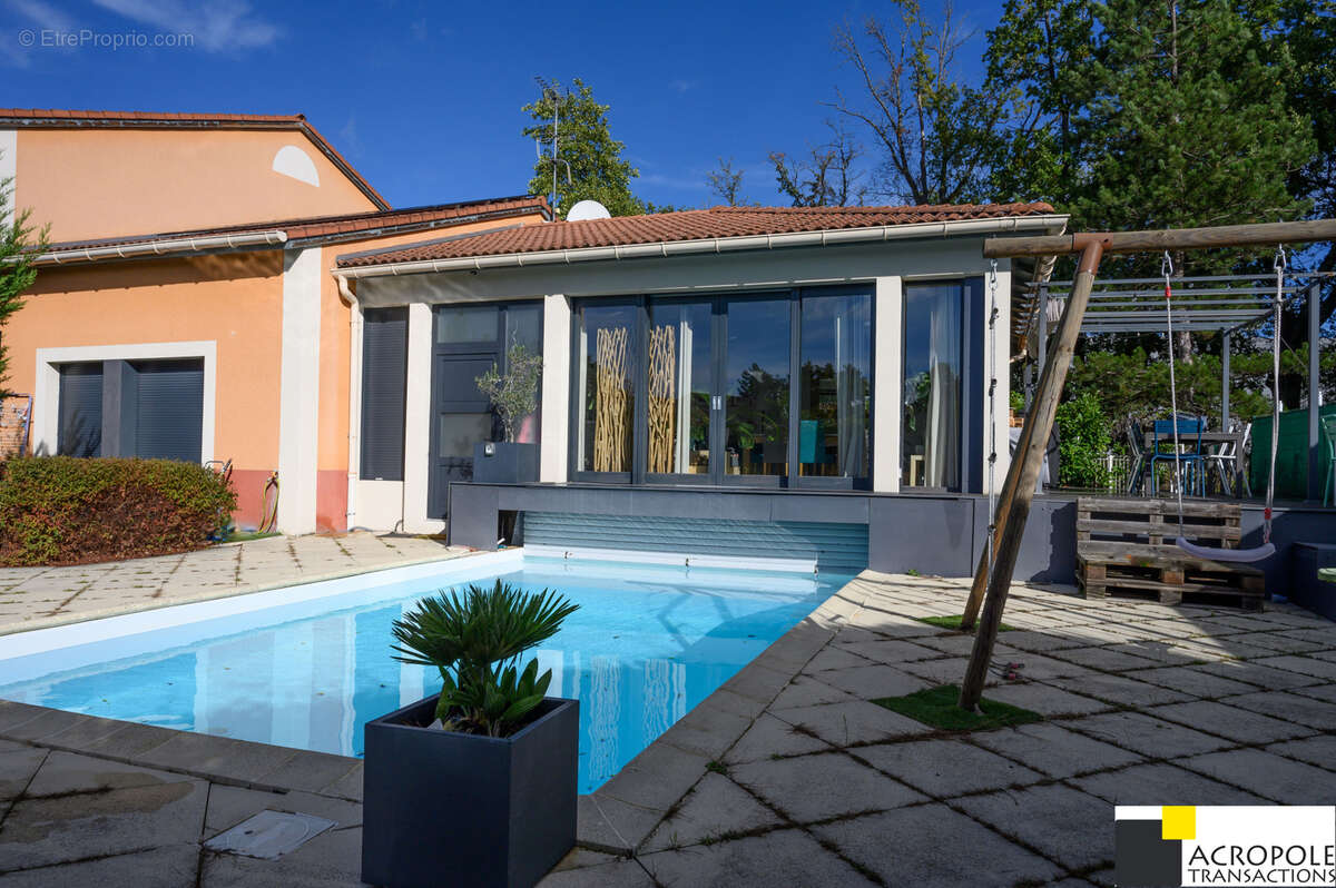 Maison à SAINT-GENIS-LES-OLLIERES