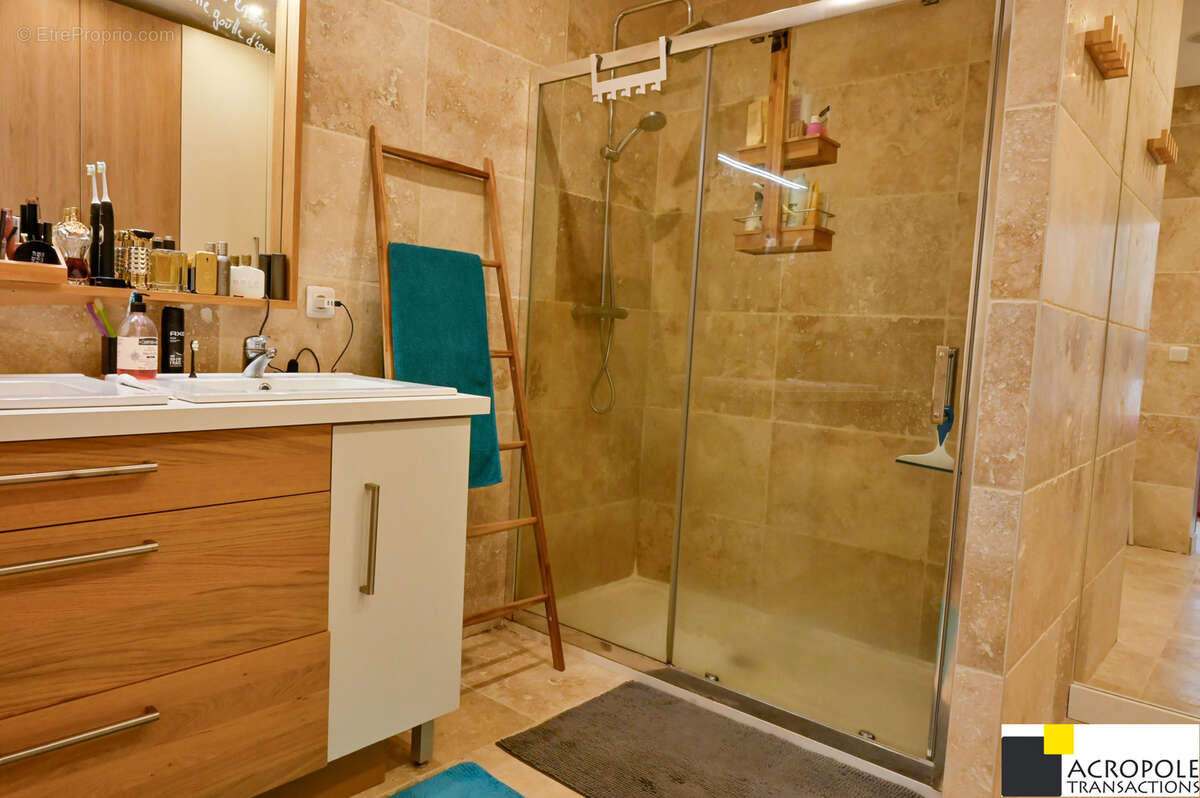 Maison à SAINT-GENIS-LES-OLLIERES