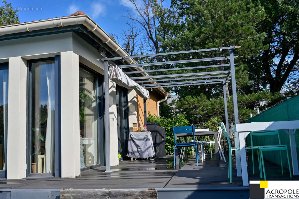 Maison à SAINT-GENIS-LES-OLLIERES