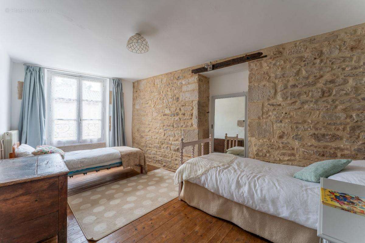 Maison à NANTEUIL-EN-VALLEE