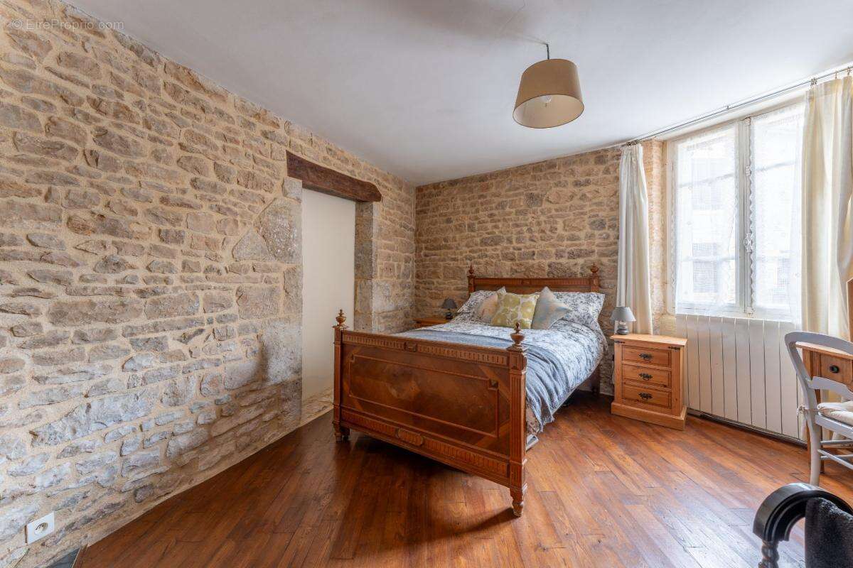 Maison à NANTEUIL-EN-VALLEE