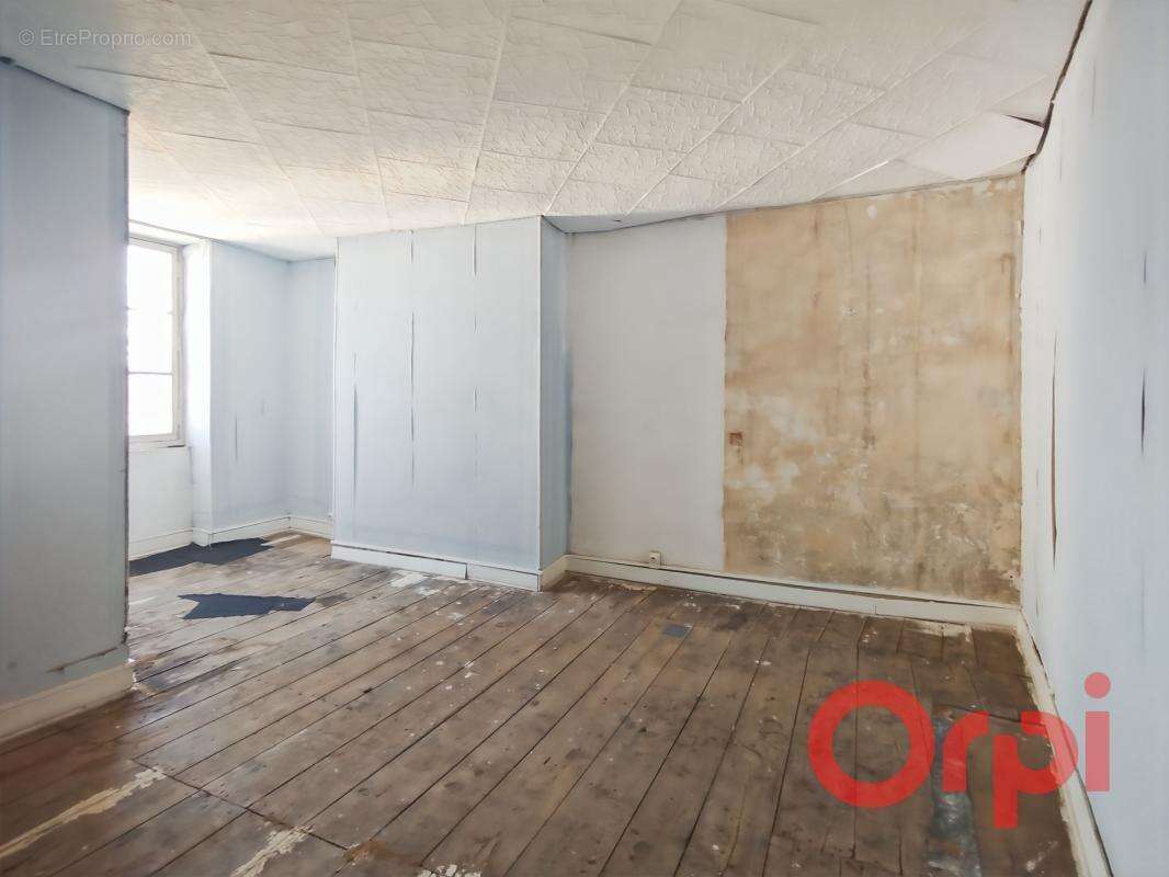 Maison à BESSAIS-LE-FROMENTAL