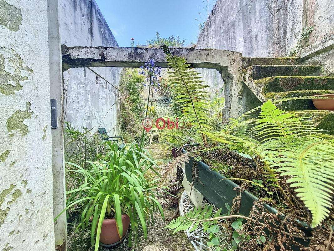 Maison à CHATEAUNEUF-DU-FAOU