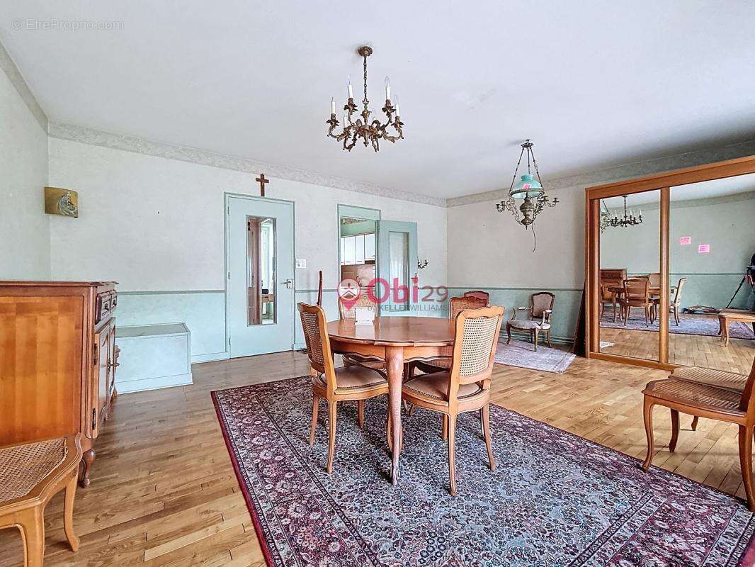 Maison à CHATEAUNEUF-DU-FAOU