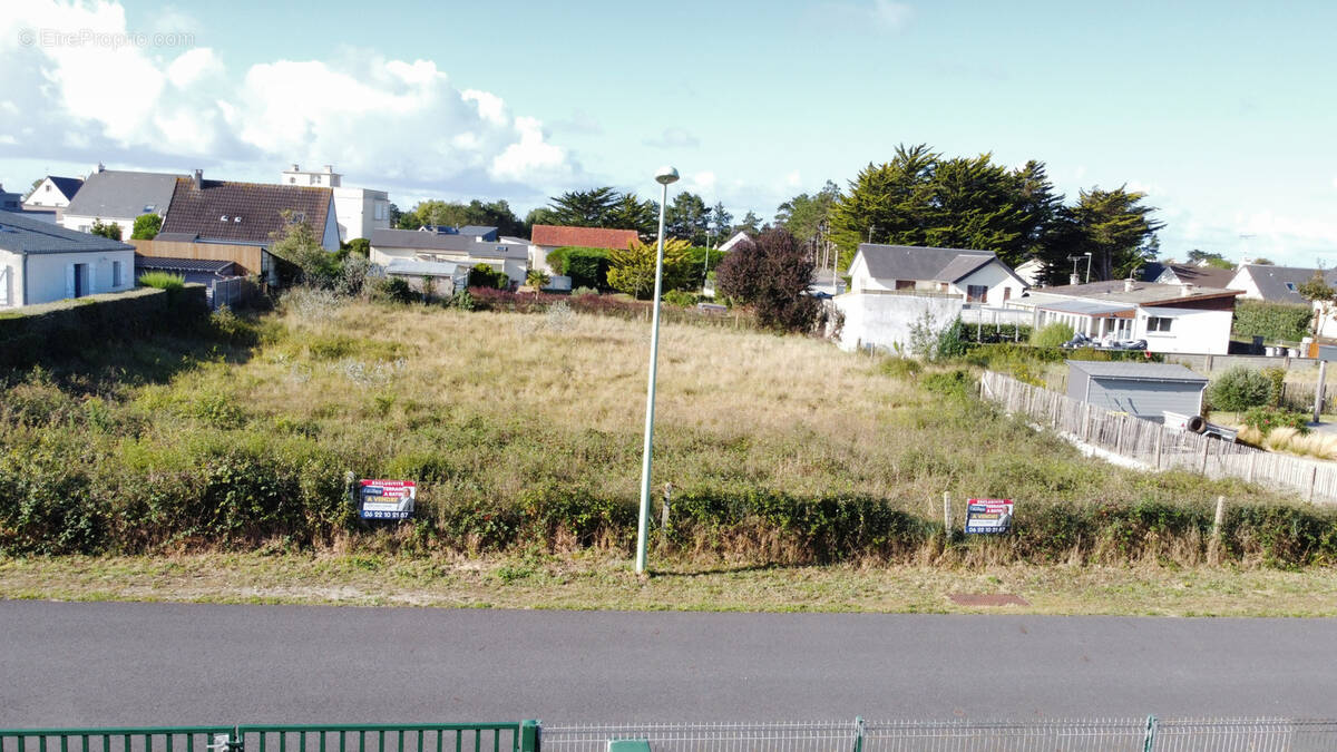 Terrain à SAINT-JEAN-DE-LA-RIVIERE