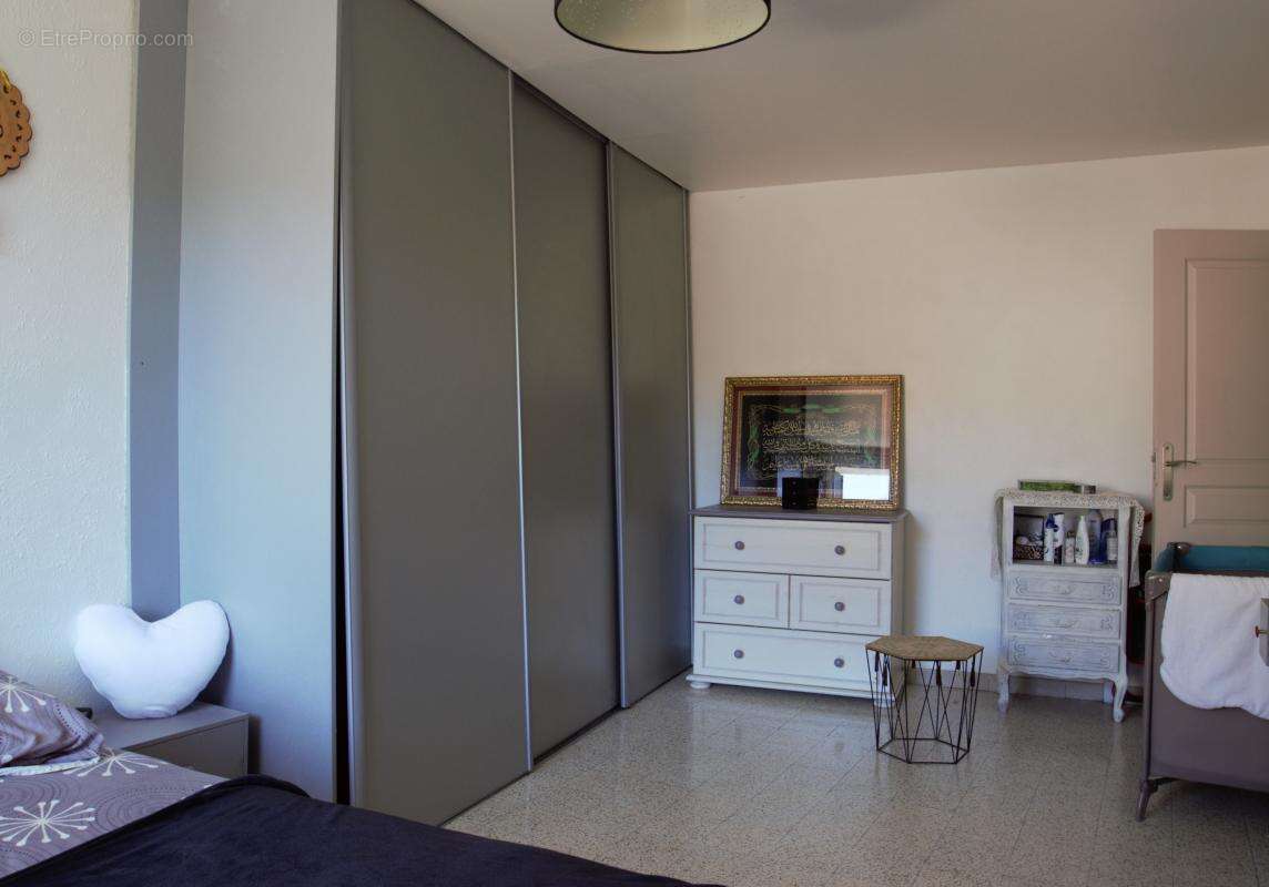 Maison à LA ROQUE-D&#039;ANTHERON