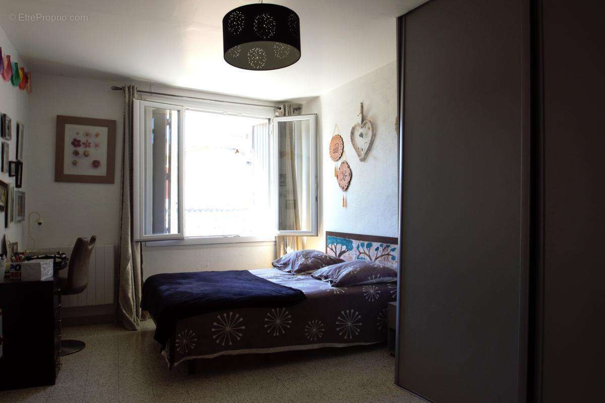 Maison à LA ROQUE-D&#039;ANTHERON