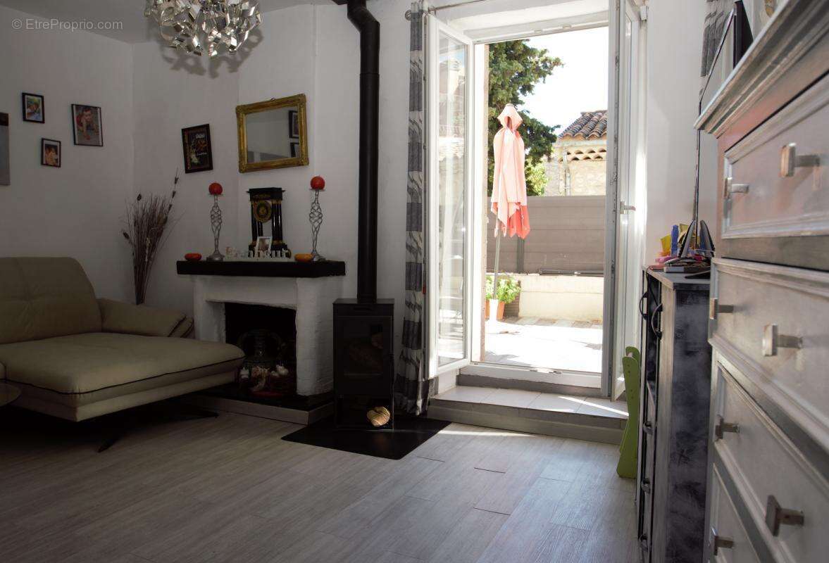 Maison à LA ROQUE-D&#039;ANTHERON