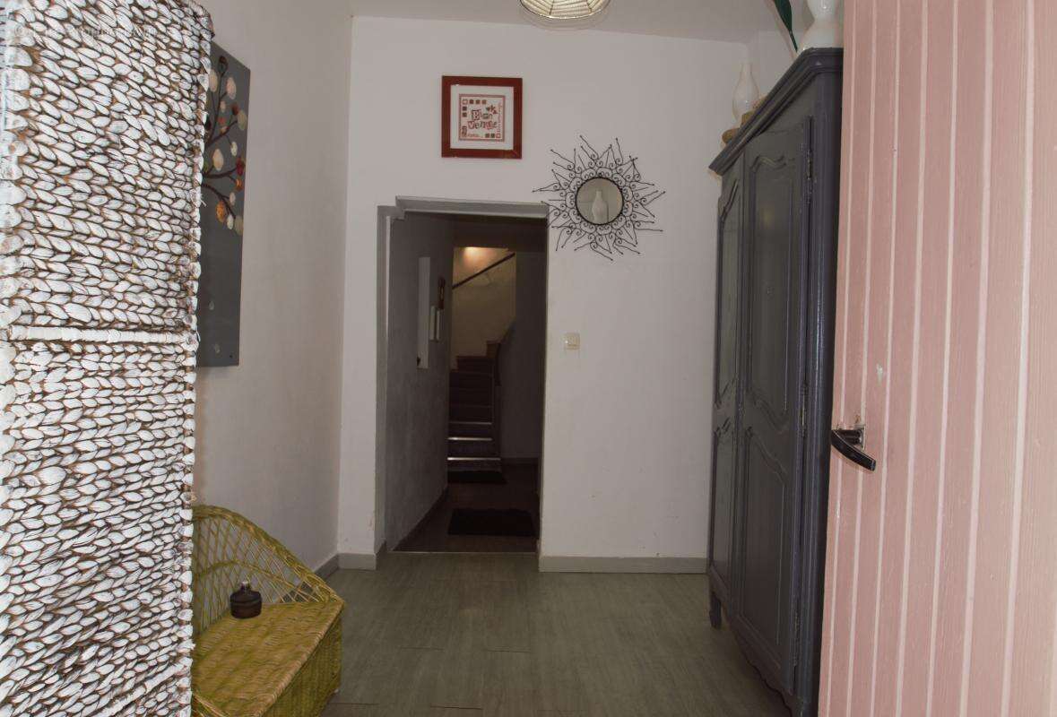 Maison à LA ROQUE-D&#039;ANTHERON