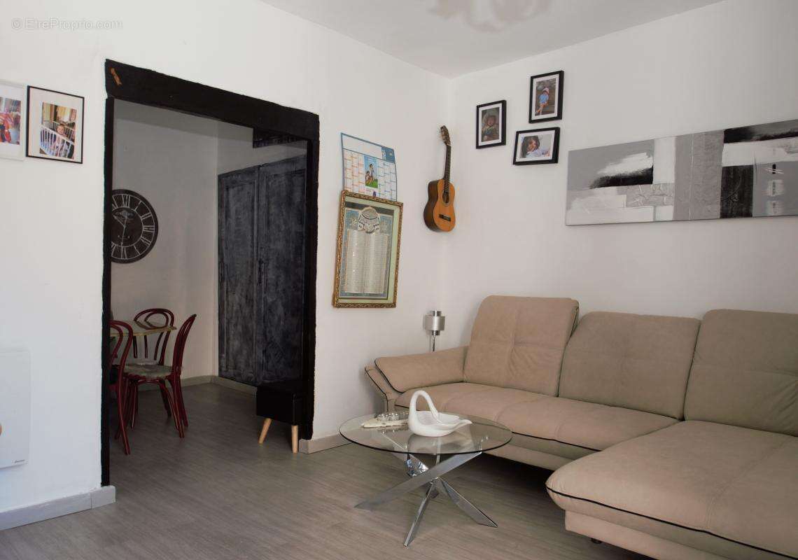 Maison à LA ROQUE-D&#039;ANTHERON