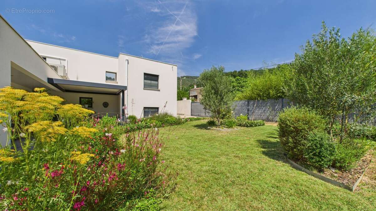 Maison à SAINT-GEORGES-LES-BAINS