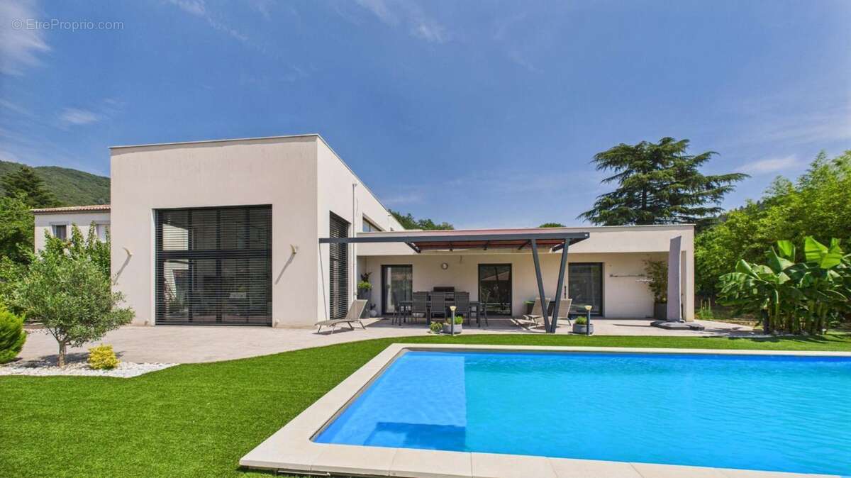 Maison à SAINT-GEORGES-LES-BAINS