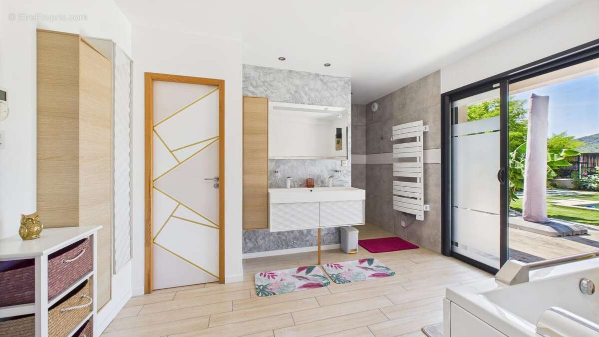 Maison à SAINT-GEORGES-LES-BAINS