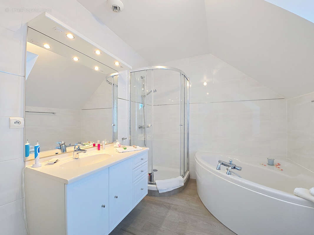 Maison à MAURECOURT