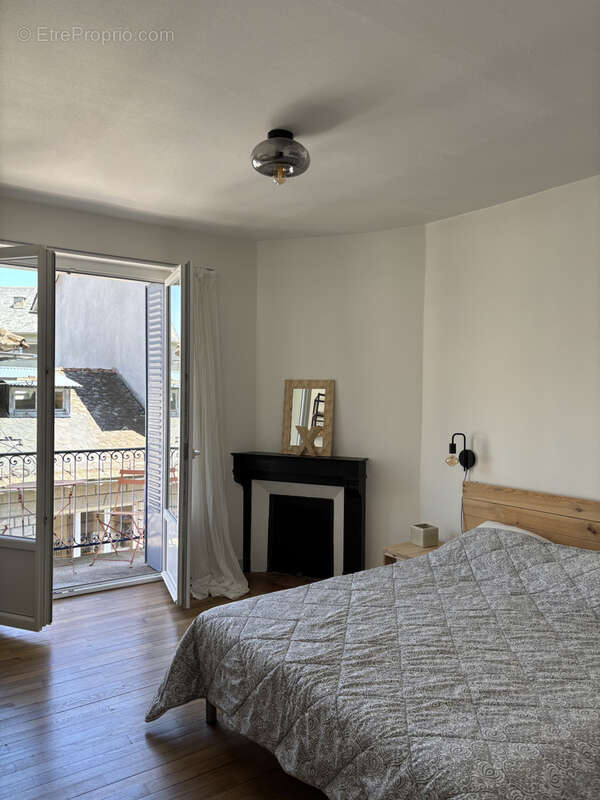 Maison à VIC-SUR-CERE