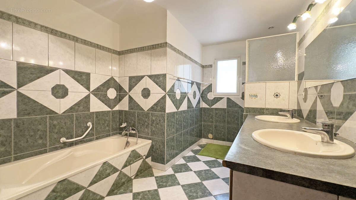 Maison à SOLLIES-TOUCAS