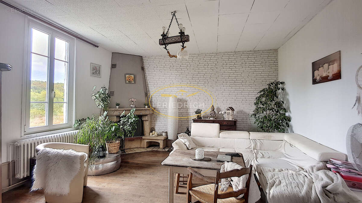 Maison à GONDRECOURT-LE-CHATEAU