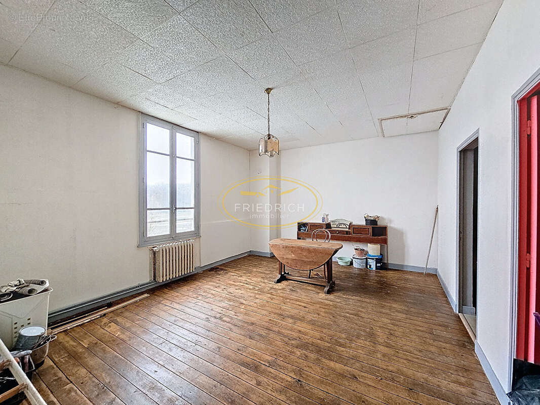 Maison à GONDRECOURT-LE-CHATEAU