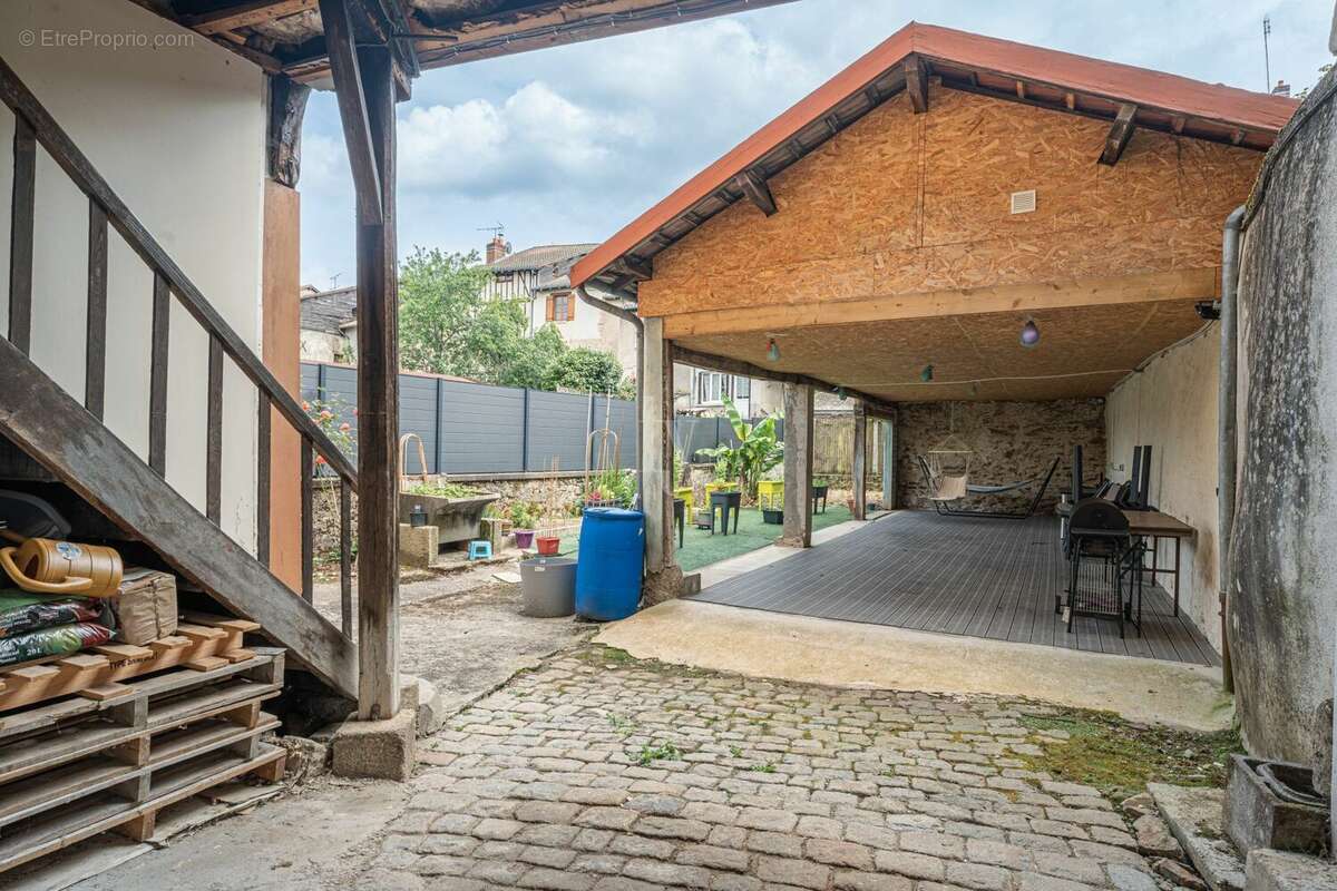 Maison à SAINT-LEONARD-DE-NOBLAT