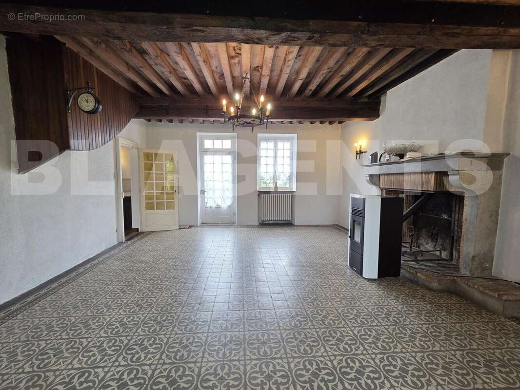 20250423_141930 - Maison à QUARRE-LES-TOMBES