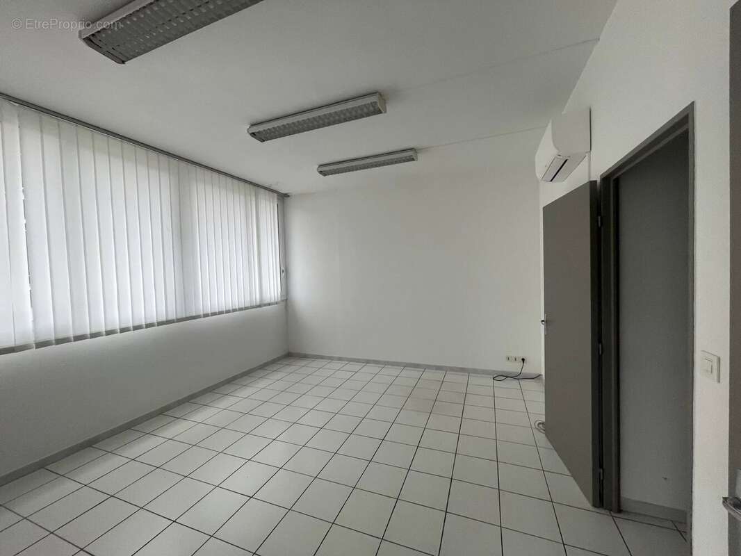 Commerce à SAINT-MARTIN-DE-VALGALGUES