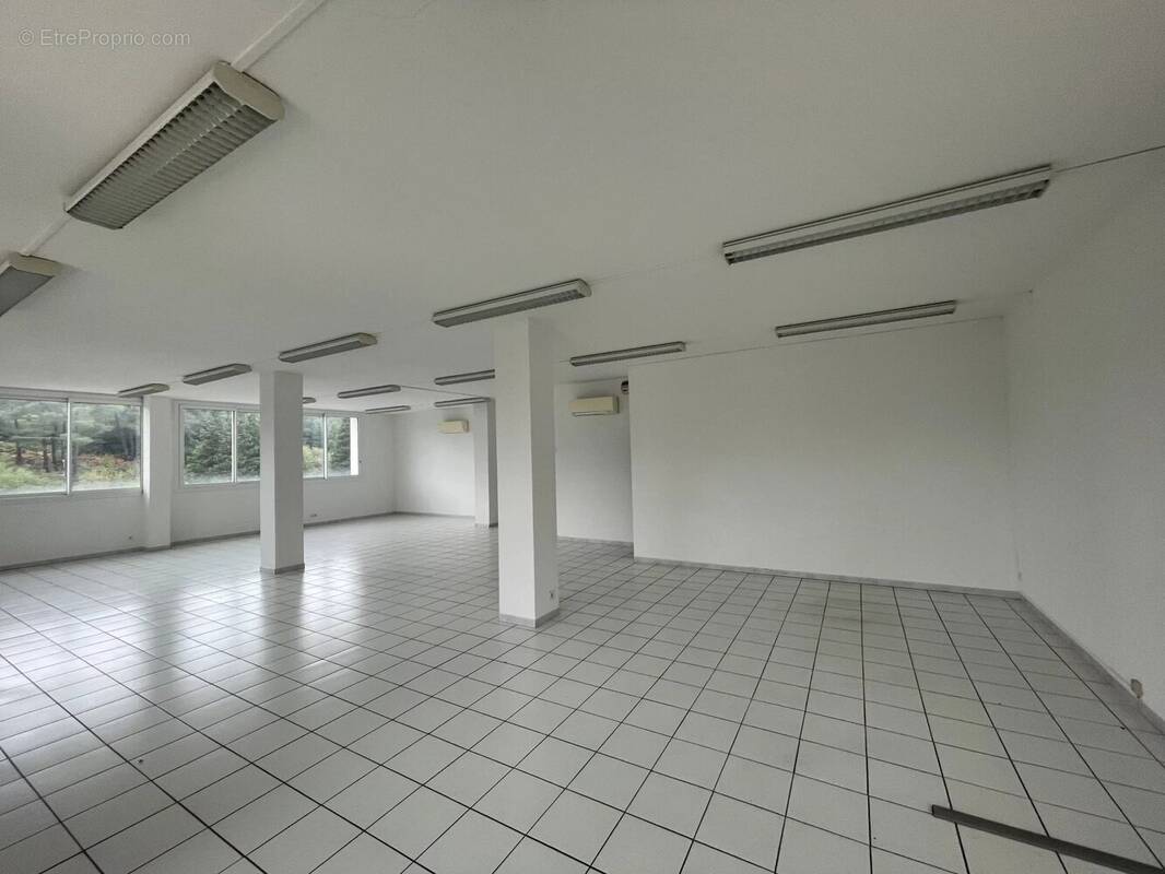 Commerce à SAINT-MARTIN-DE-VALGALGUES